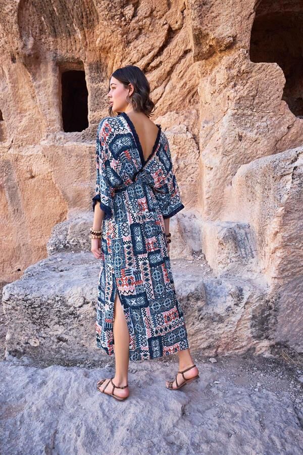 Arias Closet Etnik Desenli Kısa Kollu Yırtmaçlı Elbise