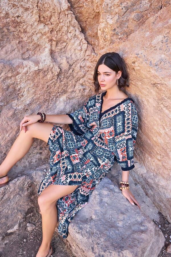 Arias Closet Etnik Desenli Kısa Kollu Yırtmaçlı Elbise