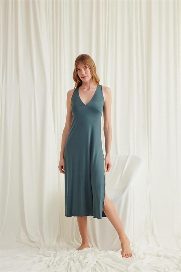 Arias Closet Yakası ve Sırtı Dekolteli Dantelli Yırtmaçlı Gecelik