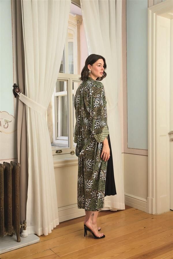 Arias Closet Çiçek Yaprak ve Etnik Desenli Dantelli ve Dekolteli Sabahlık Takımı