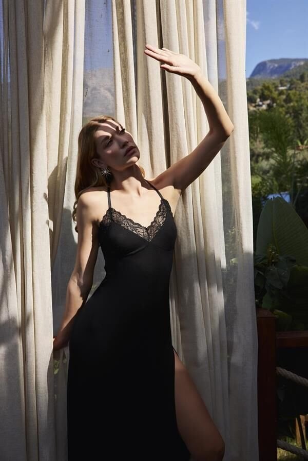 Arias Closet Dantelli ve Dekolteli Yırtmaçlı Gecelik