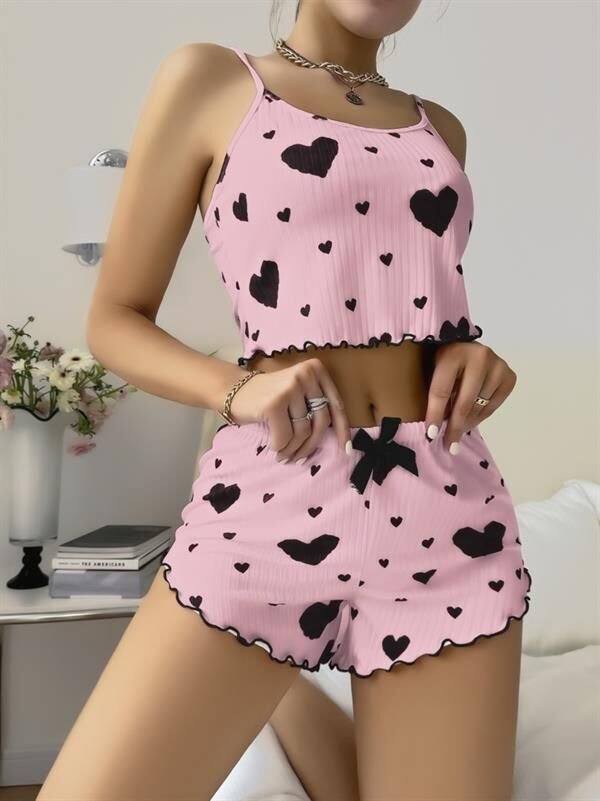 Arias Closet Pamuklu Pembe Üstüne Siyah Kalp Desenli Askılı Fitilli Şortlu Pijama Takımı