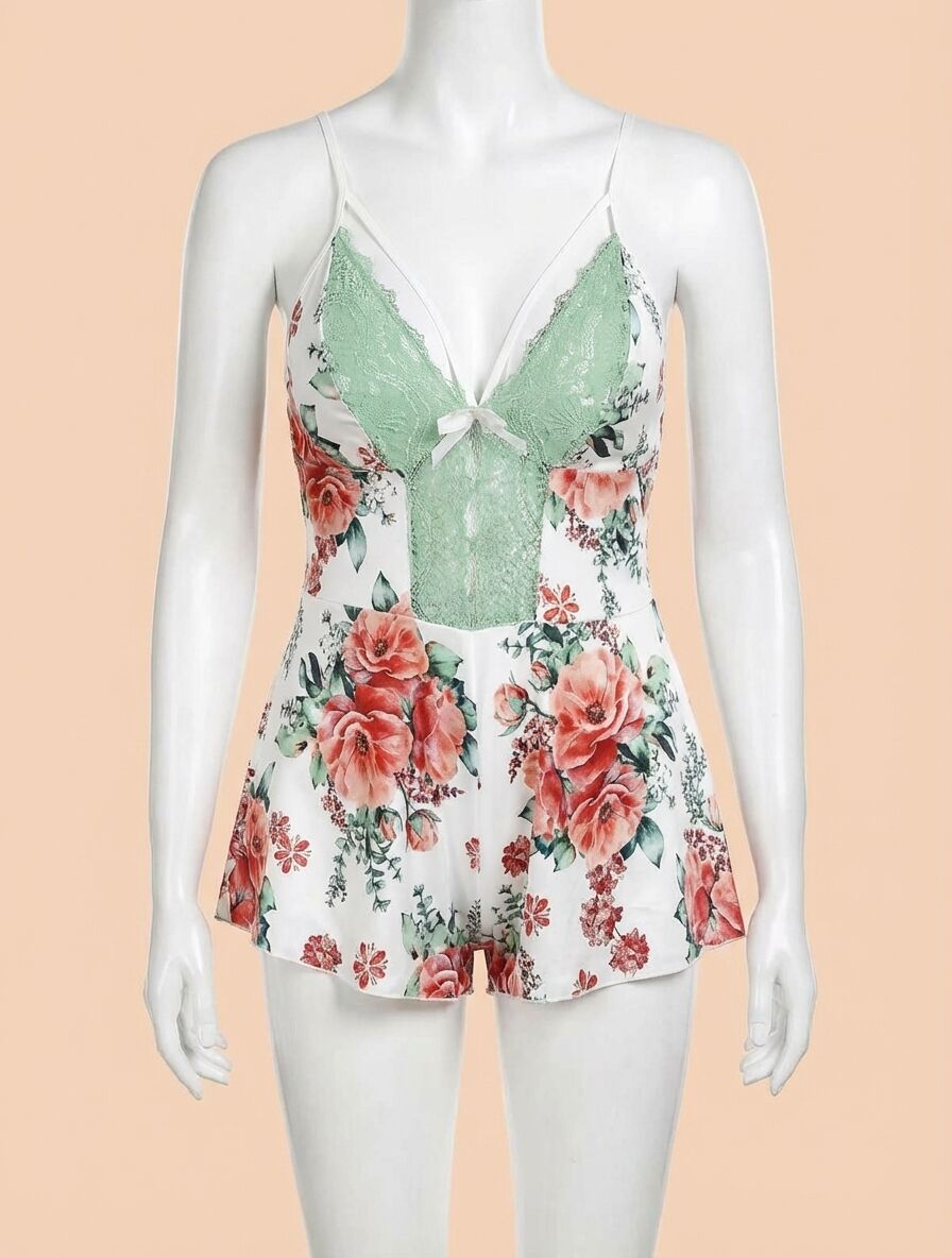 Büyük Beden Beyaz Üstüne Çiçek Desenli Dantel İşlemeli İnce Askılı Şort Gecelik