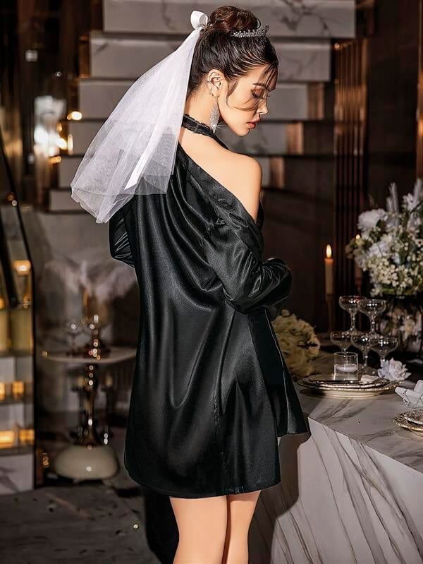 Arias Closet Özel Tasarım Kurdelalı Dantel İşlemeli Şık Göğüs Dekolteli Sabahlıklı 2'li Siyah Saten Gecelik Takımı