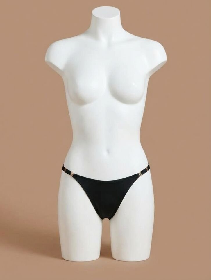 Sİyah V Metal Detaylı Fantezi String Tanga