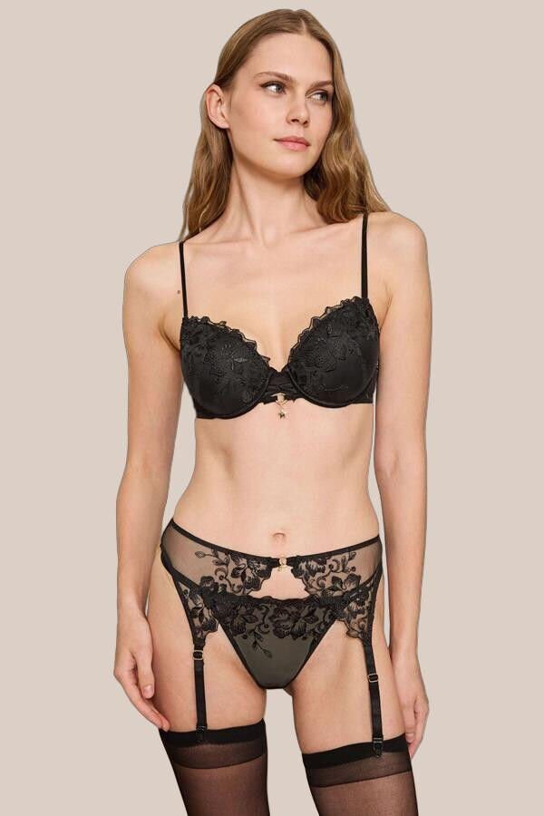 Kadın Sütyen, Jartiyer, String ve Çorap Takım