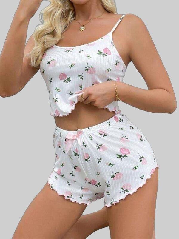Beyaz Üstüne Gül Desenli Fitilli Askılı Şortlu Pijama Takımı