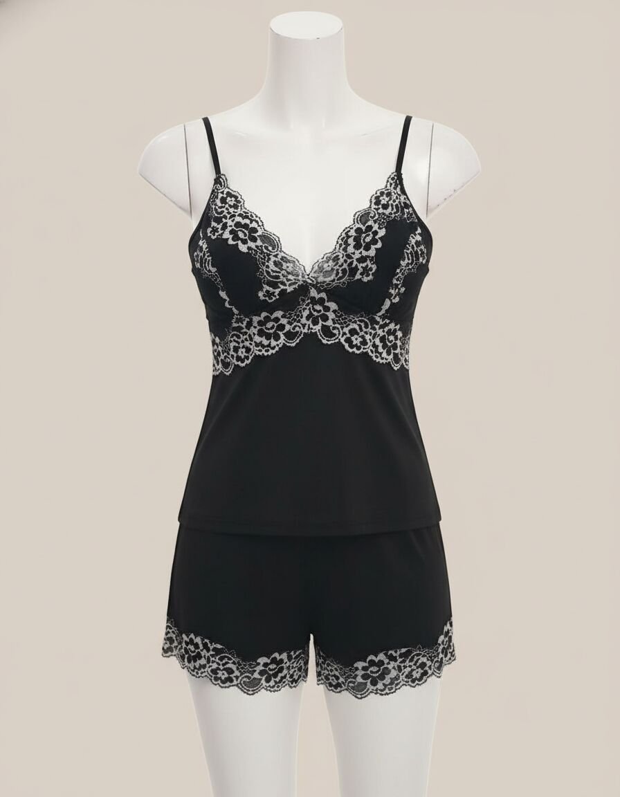 Beyaz Dantel İşlemeli Siyah İnce Askılı Saten Şortlu Takım