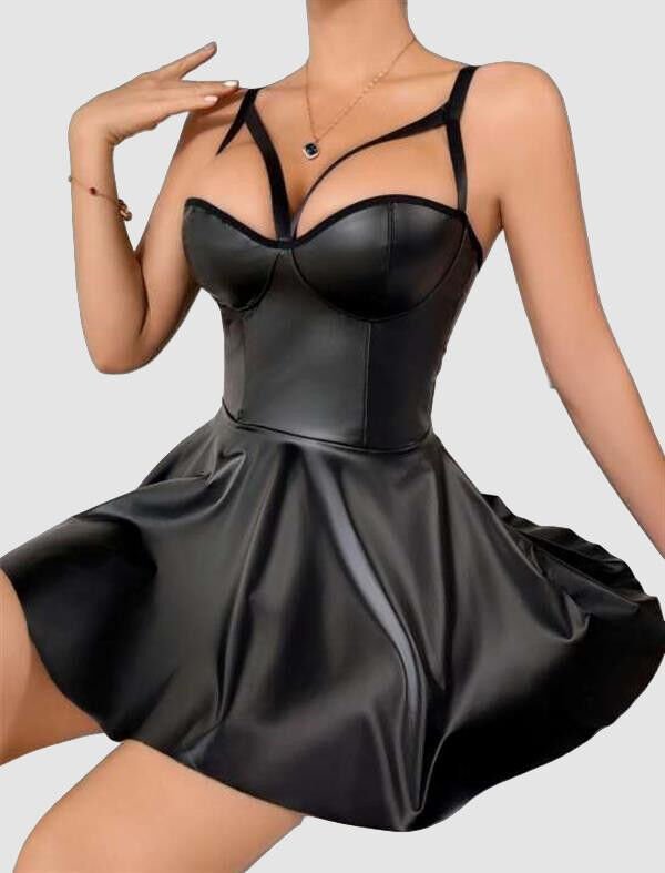 Siyah Etekli Pileli Göğüs Detaylı Fantezi Deri Elbise