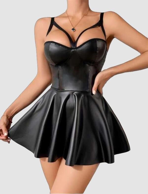 Siyah Etekli Pileli Göğüs Detaylı Fantezi Deri Elbise