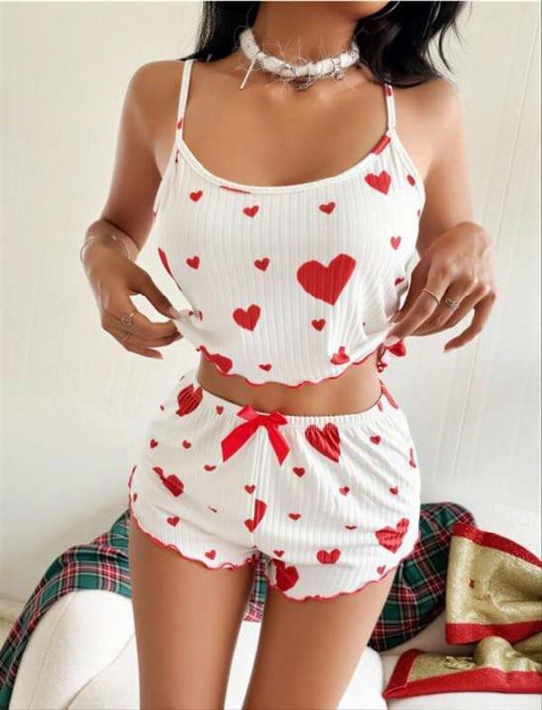 Arias Closet Beyaz Üstüne Kırmızı Kalp Desenli İnce Askılı Şortlu Pijama Takımı