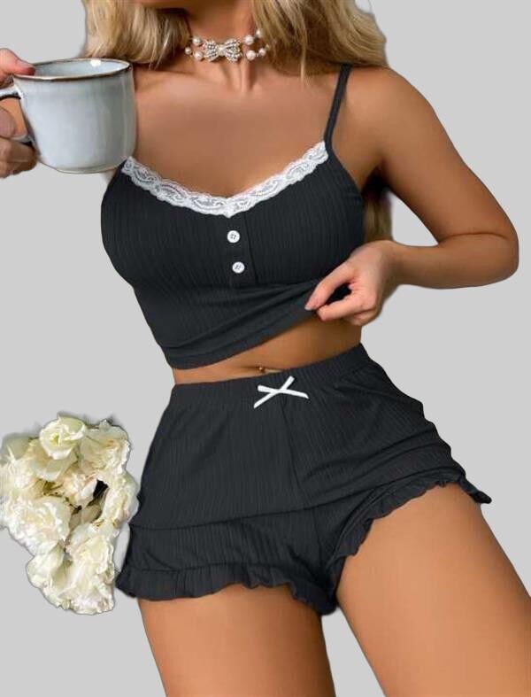 Siyah Üstüne Beyaz Dantel İşlemeli Askılı Şortlu Pijama Takımı