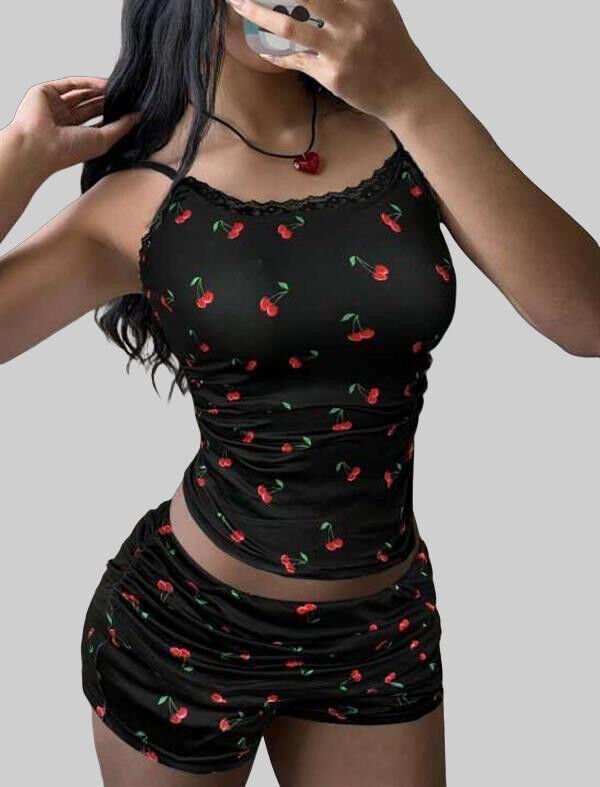 Arias Closet Siyah Üstüne Kiraz Desenli Dantel İşlemeli Askılı Şortlu Pijama Takımı