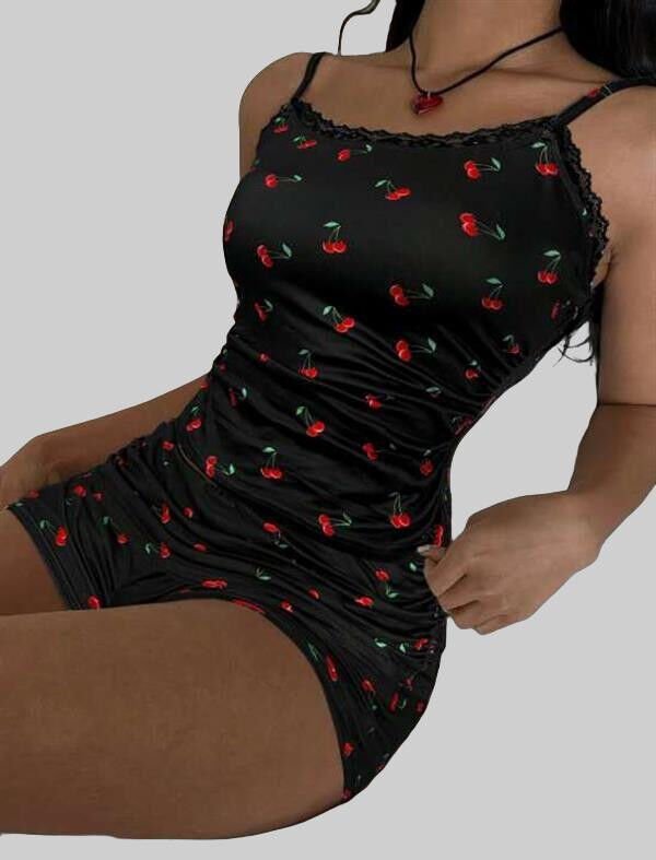 Arias Closet Siyah Üstüne Kiraz Desenli Dantel İşlemeli Askılı Şortlu Pijama Takımı