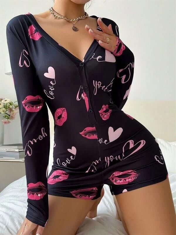 Arias Closet Pamuklu Kırmızı Öpücük ve Kalp Desenli Düğmeli Uzun Kol Tulum Pijama