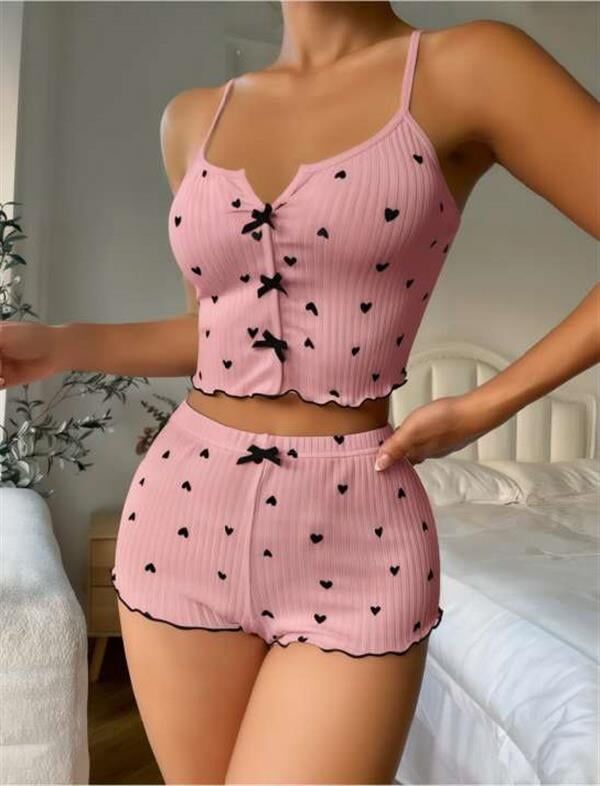 Arias Closet Pembe Üstüne Siyah Kalp Desenli Askılı Şortlu Pijama Takımı