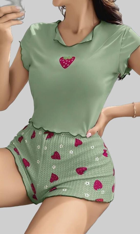 Yeşil Çilek Desenli Askılı Şortlu Pijama Takım