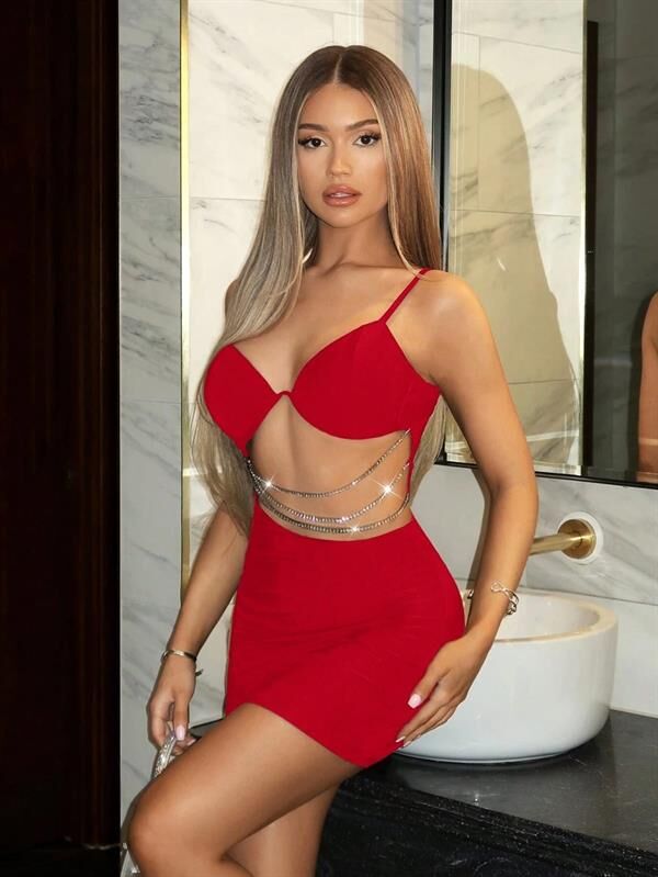 Arias Closet Zincir Detaylı Göğüs Dekolteli Kırmızı Mini Club Elbisesi