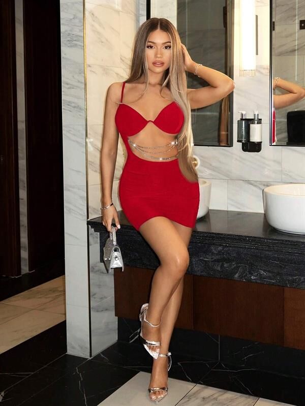 Arias Closet Zincir Detaylı Göğüs Dekolteli Kırmızı Mini Club Elbisesi