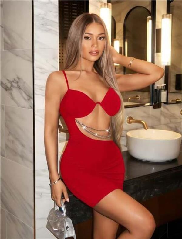 Arias Closet Zincir Detaylı Göğüs Dekolteli Kırmızı Mini Club Elbisesi
