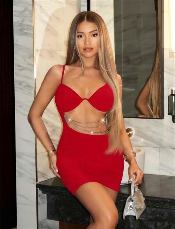 Arias Closet Zincir Detaylı Göğüs Dekolteli Kırmızı Mini Club Elbisesi