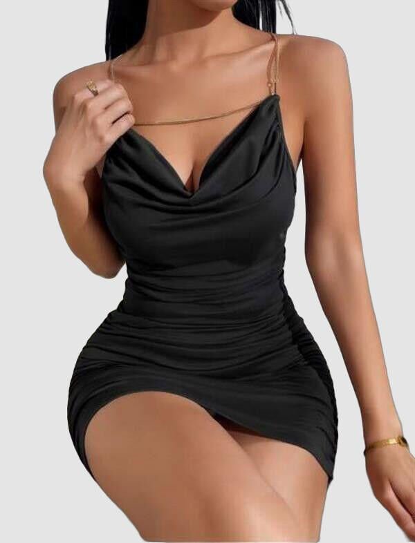 Gögüs Degajeli Sırt Zincir Detaylı Büzgülü Siyah Mini Club Elbisesi