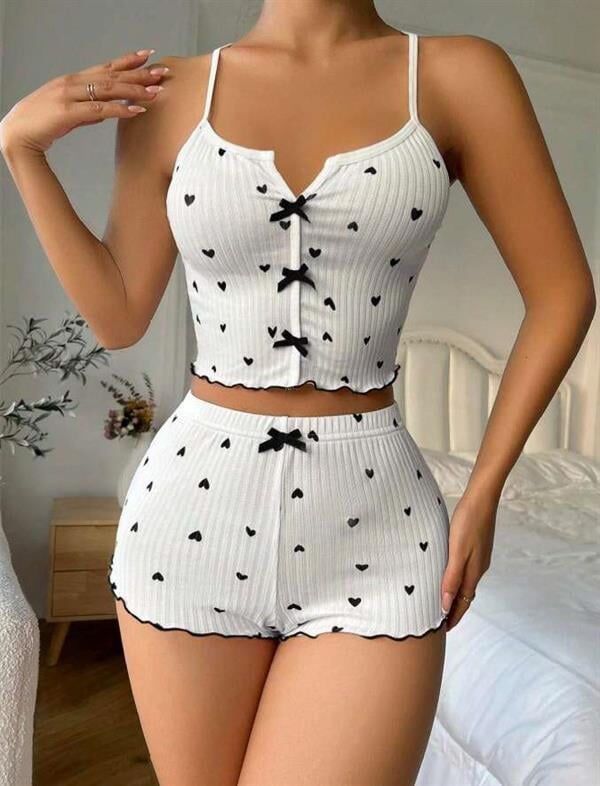 Arias Closet Beyaz Üstüne Siyah Kalp Desenli Askılı Şortlu Pijama Takımı