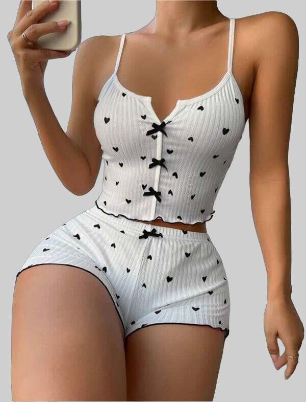 Beyaz Üstüne Siyah Kalp Desenli Askılı Şortlu Pijama Takımı