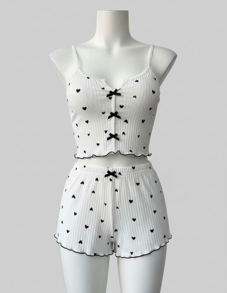 Arias Closet Beyaz Üstüne Siyah Kalp Desenli Askılı Şortlu Pijama Takımı