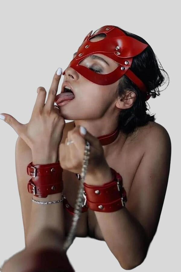 Arias Closet Kırmızı Maske, Tasma ve Kelepçe Harness Deri Set