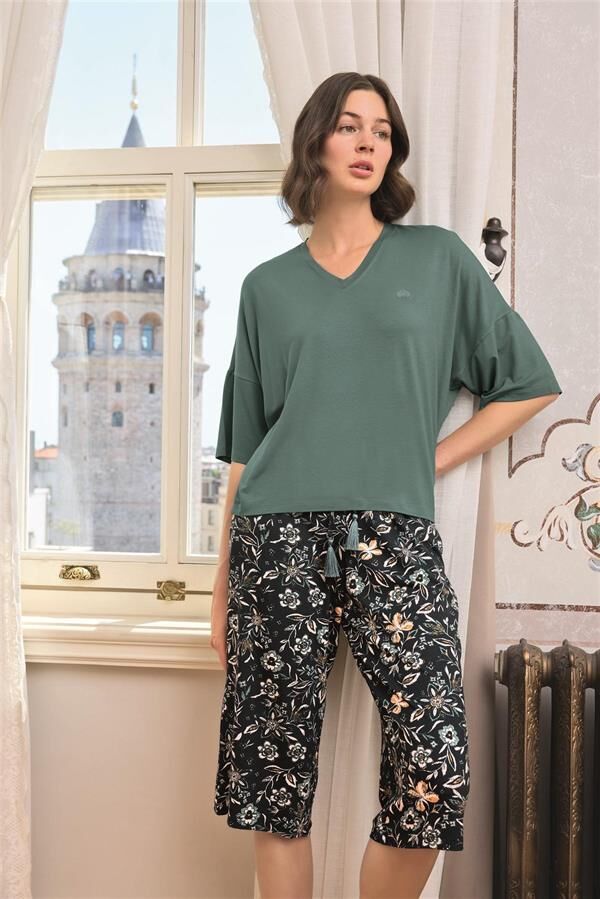 Arias Closet Çiçek ve Yaprak Desenli V Yaka Büyük Beden Kapri Takımı