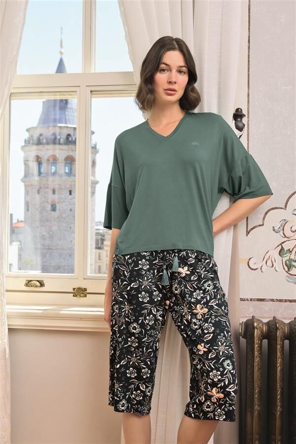 Arias Closet Çiçek ve Yaprak Desenli V Yaka Büyük Beden Kapri Takımı