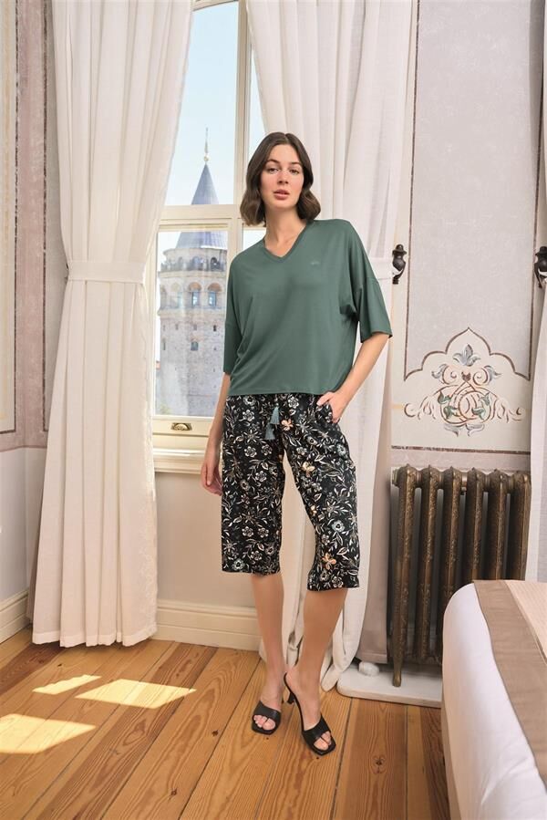 Arias Closet Çiçek ve Yaprak Desenli V Yaka Büyük Beden Kapri Takımı