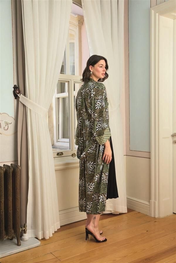 Arias Closet Çiçek Yaprak ve Etnik Desenli Dantelli ve Dekolteli Sabahlık Takımı