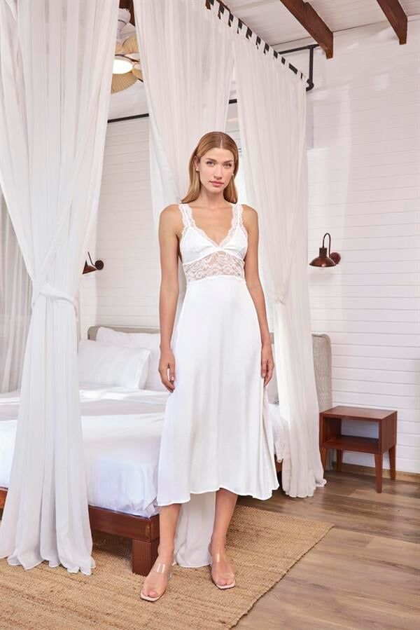 Arias Closet Göğüs ve Sırt Dekolteli Dantelli ve Yırtmaçlı Saten Gecelik